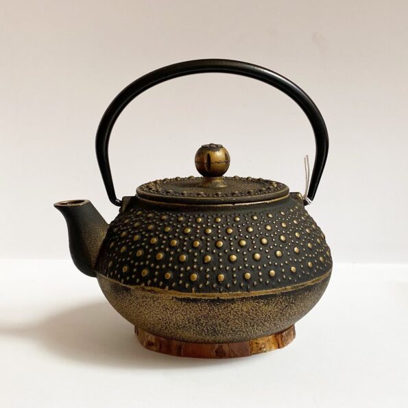 Cast iron teapot dots TF10 2