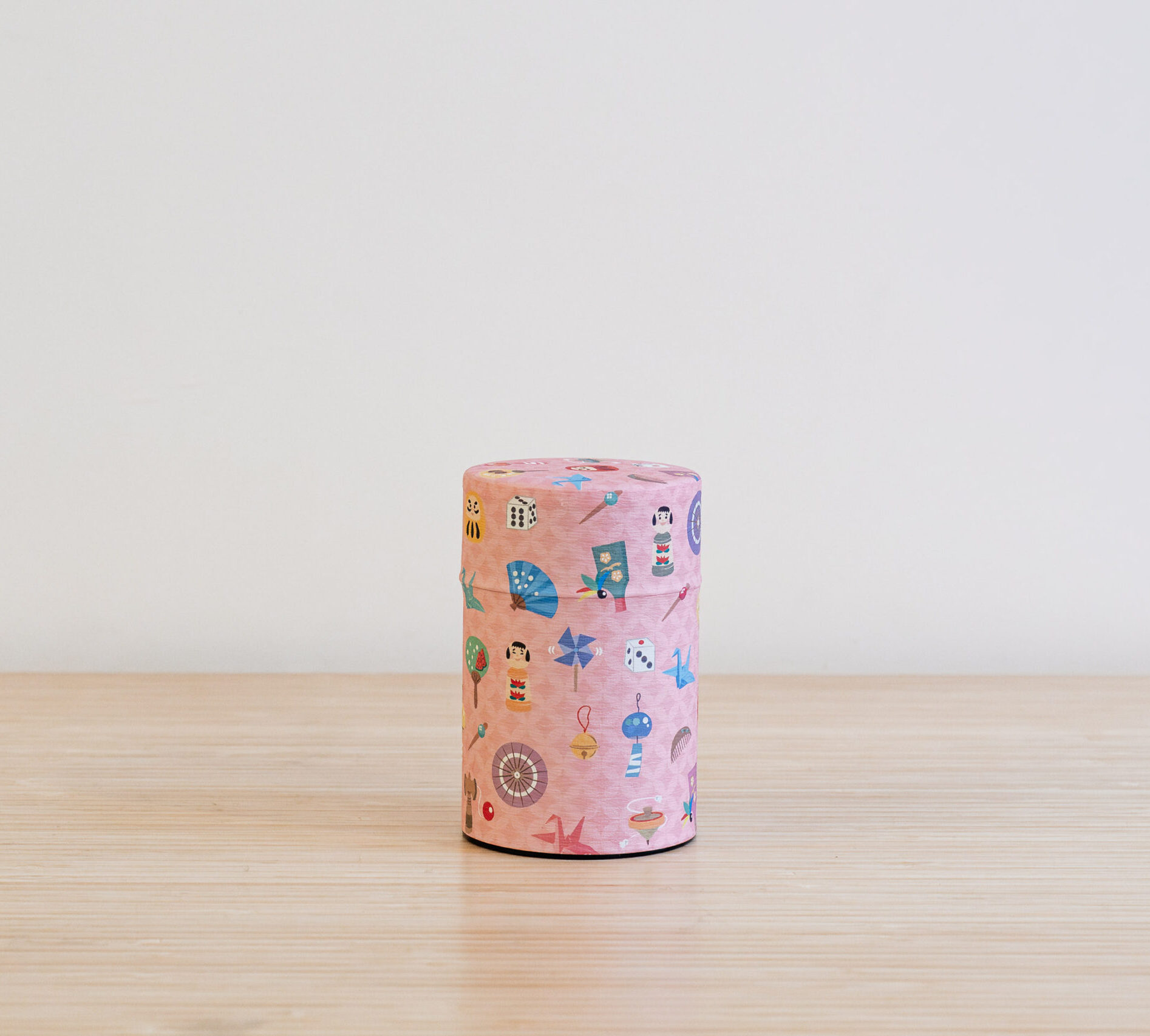 this-pink-japanese-tea-can-has-a-typical-japanese-design