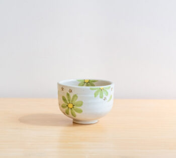 Chawan – Japanese Bowl – Green flowers (small) This luxury Japanese bowl is handmade pottery from Kyoto, Japan. You can use this bowl to make your Matcha tea and drink from it as well. Also available in other types. Size: 10,5 x 7,5 cm Dishwasher safe Made in Kyoto, Japan chawan green flowers